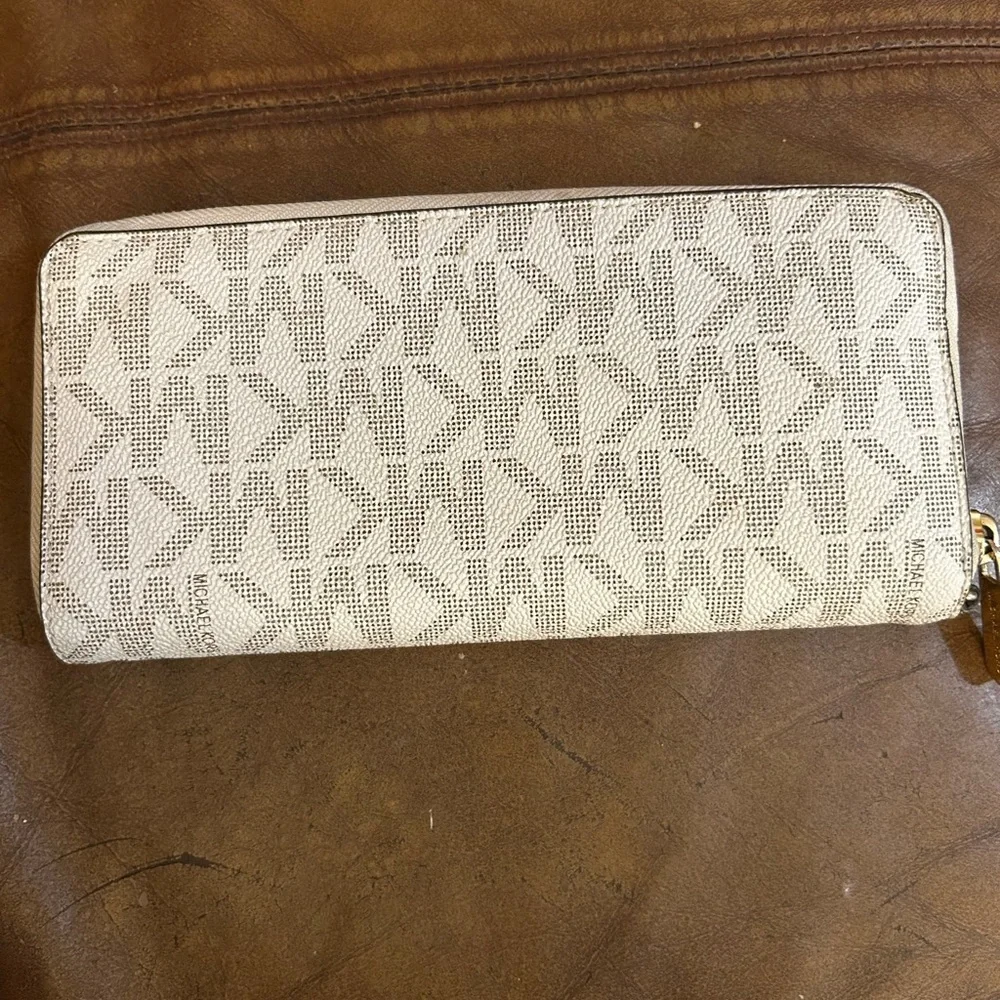 Michael Kors Illustrations Gold Stars Continental Travel Wallet Signature